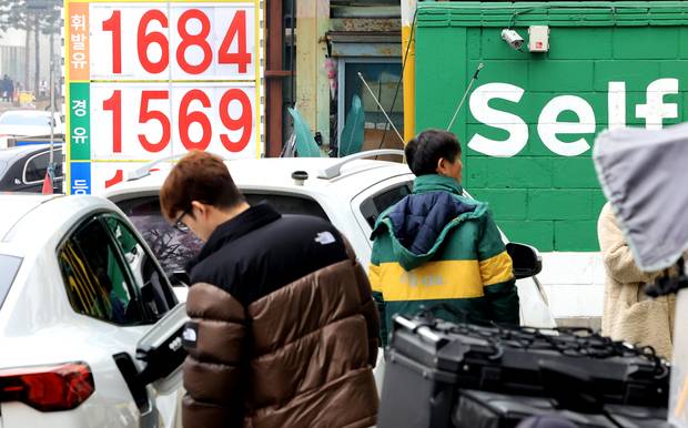 13일 서울시내에 한 주유소에서 시민들이 주유를 하고 있다. 뉴스1