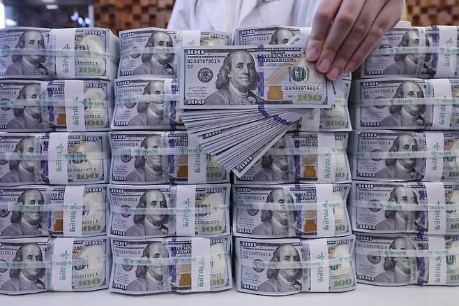 미국 연방 대법원이 21일(현지시간) 도널드 트럼프 미국 대통령의 상호관세 부과가 위법이라고 판결하자 원-달러 환율이 하락세를 보였다. ⓒ연합뉴스