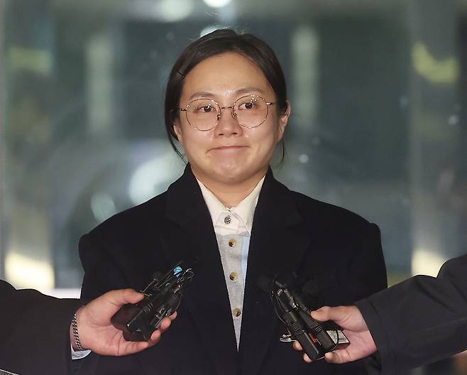 전직 매니저들에 대한 ‘갑질’과 불법 의료행위 의혹을 받는 방송인 박나래씨가 20일 경찰에 출석해 조사를 받은 뒤 서울 강남경찰서를 나서며 취재진 질문을 받고 있다. 2026.2.20 연합뉴스