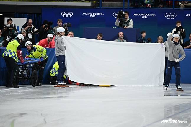 끔찍한 부상이기에 가리고 있는 요원들. /AFPBBNews=뉴스1