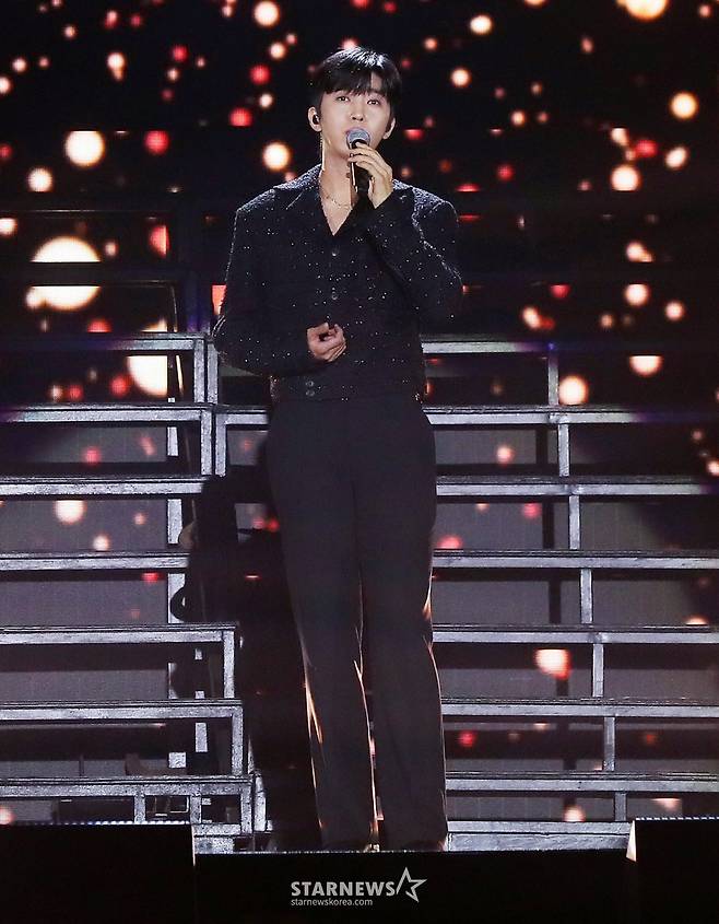 가수 임영웅이 2023년 12월 14일 필리핀 아레나에서 열린 '2023 아시아 아티스트 어워즈 인 필리핀'(2023 Asia Artist Awards IN THE PHILIPPINES, 이하 '2023 AAA')에서 멋진 무대를 선보이고 있다.  임영웅은 '2023 AAA'에서 AAA 대상 올해의 팬덤을 비롯해  인기상, 핫트렌드, 베스트 초이스, 페뷸러스 등 5관왕의 영광을 안았다. /사진=김창현