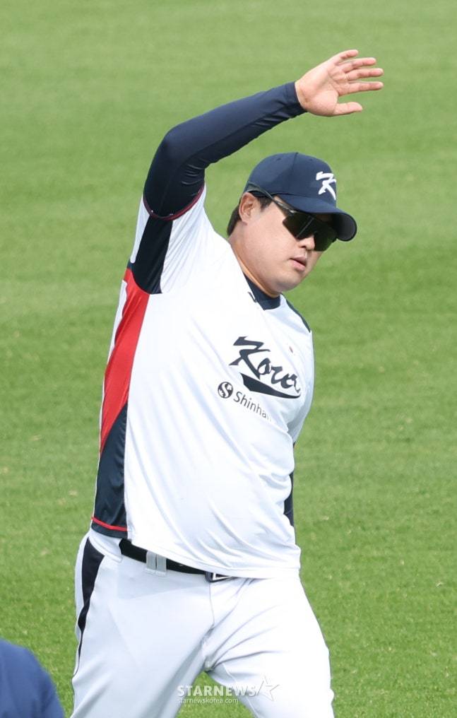 WBC대표팀이 20일 일본 오키나와 온나손 아카마 구장에서 삼성 라이온즈와 연습경기를 진행했다. 류현진이 스트레칭 훈련을 하고 있다. /사진=김진경 대기자