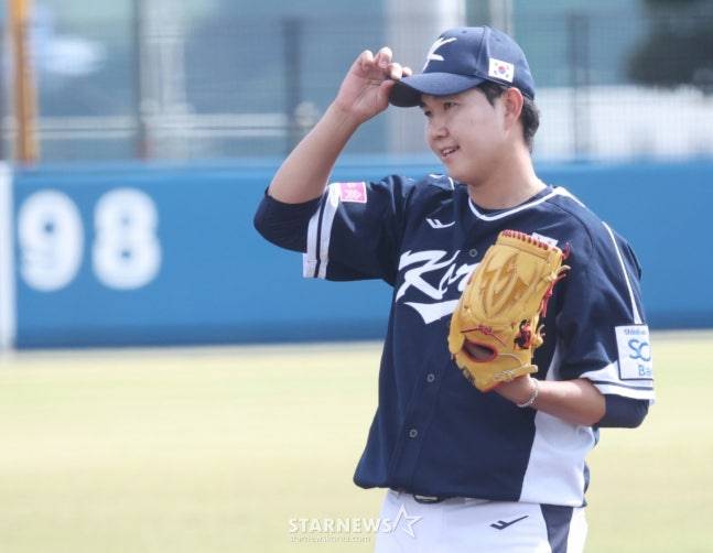 WBC 한국 야구 대표팀이 21일 일본 오키나와현 야에세 고친다 구장에서 한화 이글스와 연습경기를 가졌다.  대표팀 유영찬이 역투하고 있다. /사진=김진경 대기자