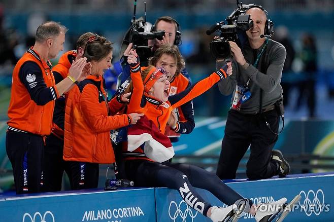 여자 1,500ｍ 우승을 기뻐하는 안토이네트 레이프마-더용 [AP=연합뉴스]