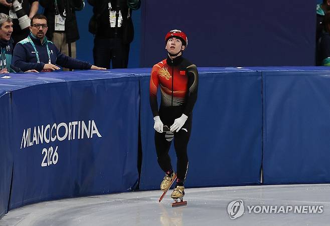 넘어진 린샤오쥔 (밀라노=연합뉴스) 신준희 기자 = 14일(현지시간) 이탈리아 밀라노 아이스스케이팅 아레나에서 열린 2026 밀라노-코르티나담페초 동계올림픽 쇼트트랙 남자 1500m 준준결승에서 중국 린샤오쥔이 넘어진 뒤 아쉬운 듯한 표정을 짓고 있다. 2026.2.15 hama@yna.co.kr