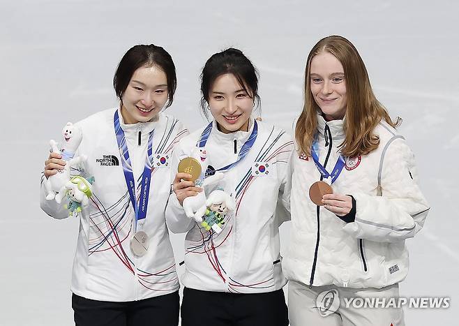 영광의 메달리스트들 (밀라노=연합뉴스) 이지은 기자 = 20일(현지시간) 이탈리아 밀라노 아이스스케이팅 아레나에서 열린 2026 밀라노ㆍ코르티나담페초 동계올림픽 쇼트트랙 여자 1,500m에서 금메달을 획득한 김길리와 은메달을 획득한 최민정이 동메달을 획득한 미국의 커린 스토더드와 함께 기념촬영을 하고 있다. 2026.2.21 jieunlee@yna.co.kr