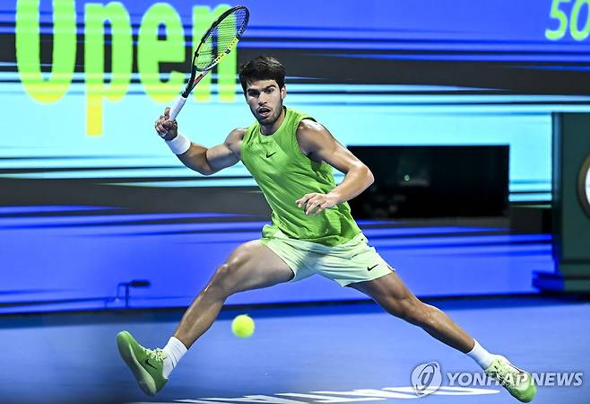 카타르오픈 준결승에서 루블료프 상대하는 알카라스  [EPA=연합뉴스]