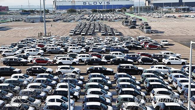 경기도 평택항에 수출용 차량이 세워져 있는 모습 [연합뉴스 자료사진]