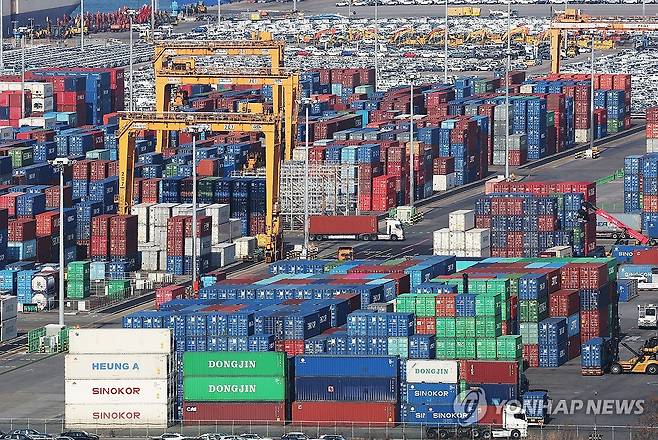 경기도 평택항에 쌓여있는 수출입 컨테이너들 [연합뉴스 자료사진]