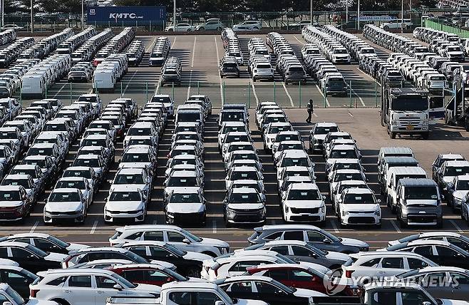 경기도 평택항에 수출용 자동차가 세워져 있는 모습 [연합뉴스 자료사진]