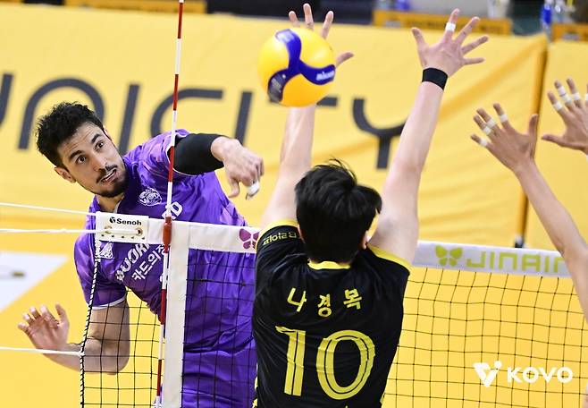 공격하는 우리카드의 아라우조(왼쪽) [한국배구연맹 제공. 재판매 및 DB 금지]