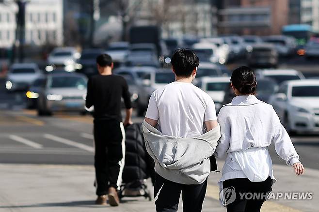 포근한 토요일 (서울=연합뉴스) 윤동진 기자 = 포근한 날씨를 보인 21일 시민과 관광객들이 서울 광화문 인근을 걷고 있다. 2026.2.21 mon@yna.co.kr