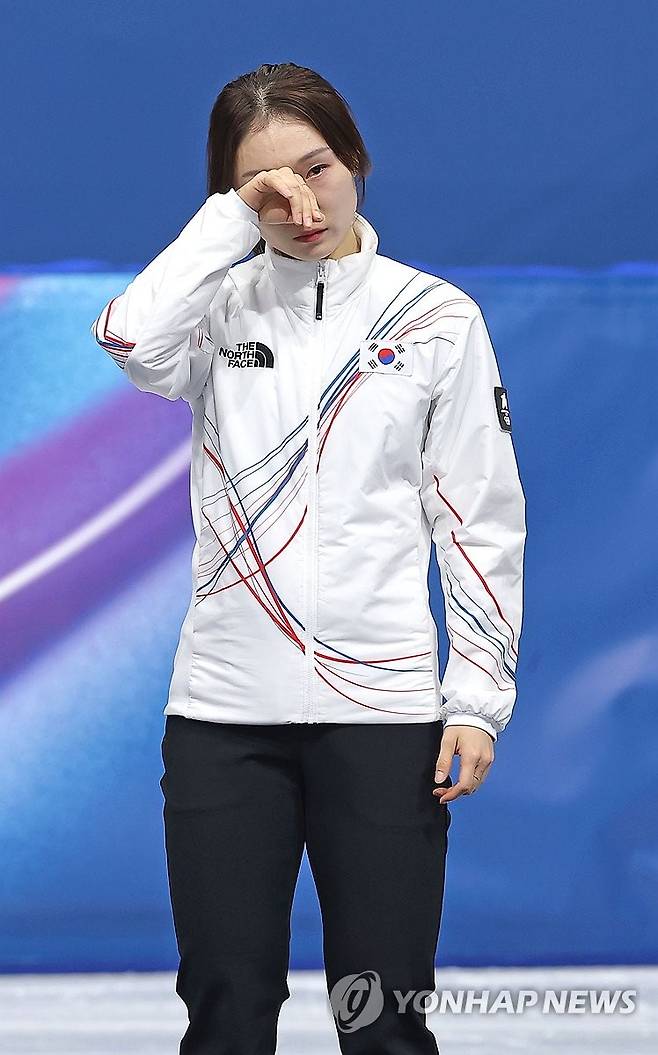 눈물 흘리는 최민정 (밀라노=연합뉴스) 류영석 기자 = 20일(현지시간) 이탈리아 밀라노 아이스스케이팅 아레나에서 열린 2026 밀라노ㆍ코르티나담페초 동계올림픽 쇼트트랙 여자 1,500m 시상식에서 은메달을 획득한 최민정이 시상대에 올라 눈물을 흘리고 있다. 2026.2.21 ondol@yna.co.kr