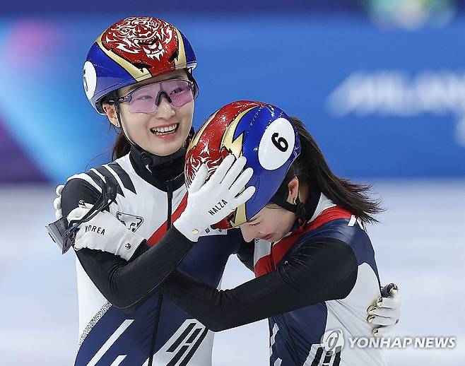 전설이 건넨 왕관 (밀라노=연합뉴스) 류영석 기자 = 20일(현지시간) 이탈리아 밀라노 아이스스케이팅 아레나에서 열린 2026 밀라노ㆍ코르티나담페초 동계올림픽 쇼트트랙 여자 1,500m 결승에서 은메달을 획득한 최민정이 금메달을 획득한 김길리를 축하해주고 있다. 2026.2.21 ondol@yna.co.kr