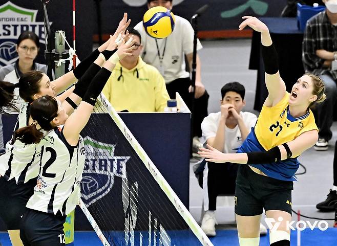 공격하는 현대건설의 카리(오른쪽) [한국배구연맹 제공. 재판매 및 DB 금지]