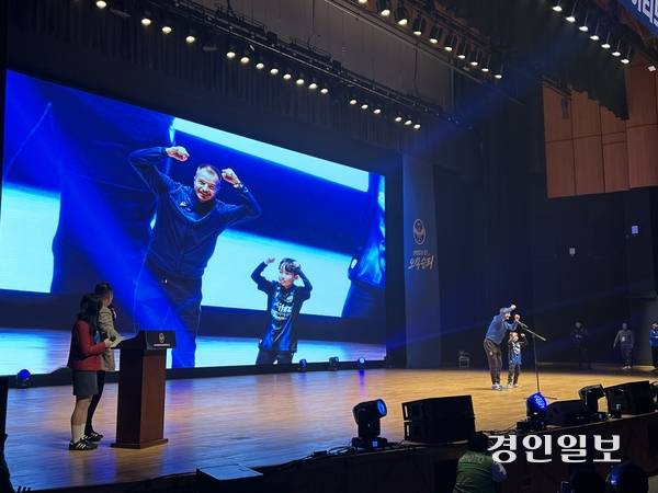 22일 오후 열린 유나이티드 2026시즌 출정식에서 무고사가 어린 팬과 함께 시그니처 포즈를 취하고 있다. 2026.2.22/백효은기자100@kyeongin.com