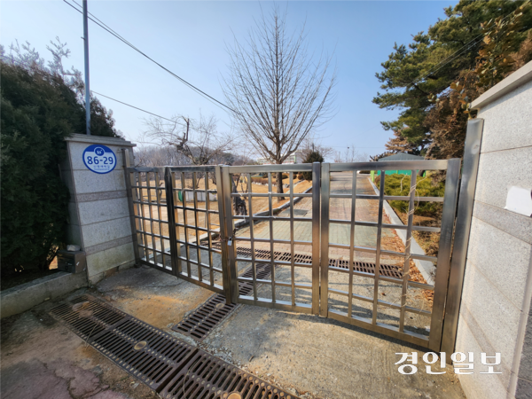 20일 오후 평택시 포승읍 신영리에 위치한 폐교인 내기초등학교 신영분교장의 문이 굳게 닫혀 있다. 2026.2.20 /김형욱기자 uk@kyeongin.com