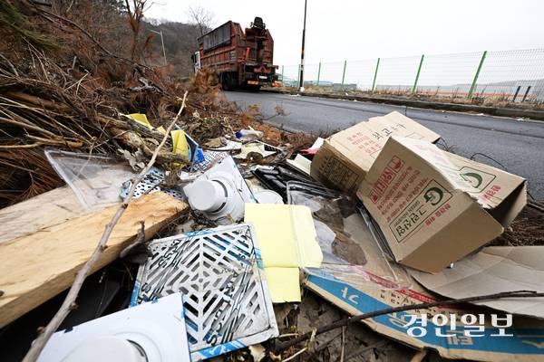 22일 오전 화성시 만세구 양감면 덕지산 초입 도로변에 대형 플라스틱과 생활 폐기물 등 무단 투기된 쓰레기가 쌓인 채 방치되고 있다. 2026.2.22 /최은성기자 ces7198@kyeongin.com