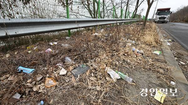 22일 오전 화성시 만세구 양감면 덕지산 초입 도로변에 대형 플라스틱과 생활 폐기물 등 무단 투기된 쓰레기가 쌓인 채 방치되고 있다. 2026.2.22 /최은성기자 ces7198@kyeongin.com
