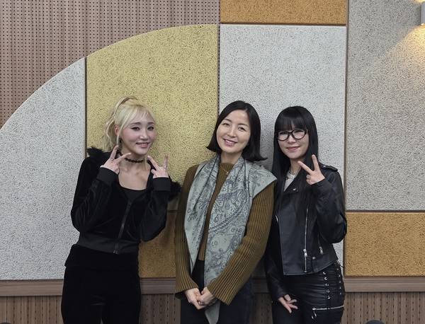 퓨전국악그룹 '그라나다' 제니와 재희가 방송 후 박주언 앵커와 함께 기념사진을 찍고 있다. [경인방송 시사뉴스팀]