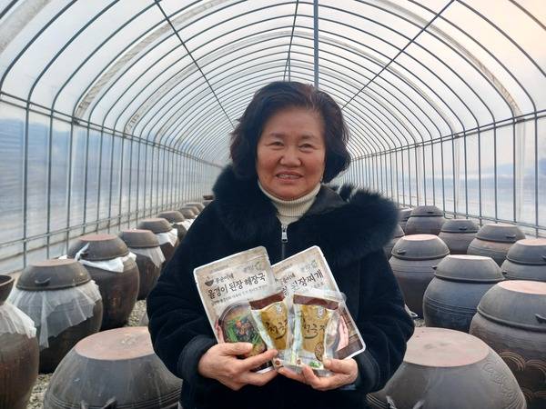 ▲ 김옥주 콩세상 대표가 회사 장독대에서 대표 상품을 소개하고 있다. 사진=조은숙 기자