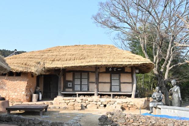 정약용이 유배된 후 가장 먼저 짐을 풀었던 사의재.