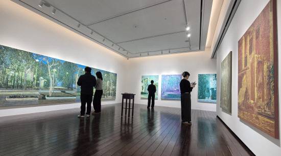 거제 삼성호텔 '갤러리 긴들'에서 류장복 작가의 초대전 작품을 호텔 방문객들이 관람하고 있는 모습. 사진=거제 삼성호텔