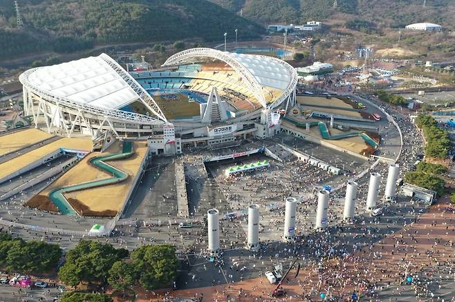 22일 오전 대구스타디움으로 이동 중인 2026 대구마라톤 참여자들.