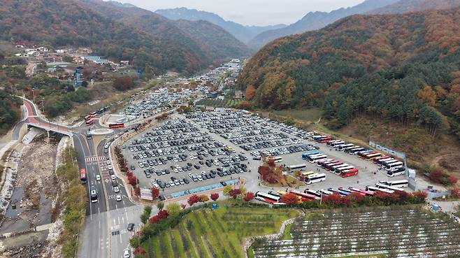 관광객 증가로 문경새재 1, 2, 3, 4 주차장이 가득찬 모습. /문경시 제공
