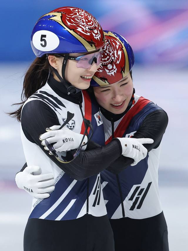 20일(현지시간) 이탈리아 밀라노 아이스스케이팅 아레나에서 열린 2026 밀라노코르티나담페초 동계올림픽 쇼트트랙 여자 1,500m 결승에서 은메달을 획득한 최민정이 금메달을 획득한 김길리를 축하해주고 있다.