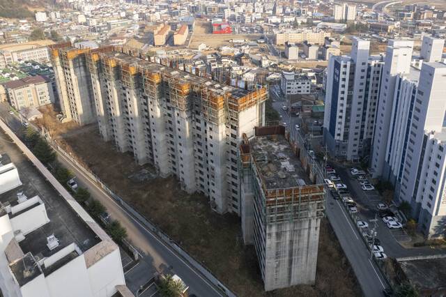 20년 넘게 흉물로 방치돼 도시미관은 물론 인근 아파트 가격하락 문제까지 불러 일으키고 있는 '북삼 JK아파트' 모습. 칠곡군 제공