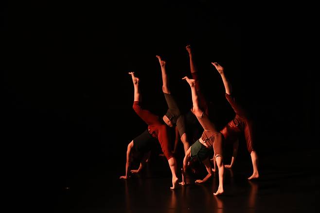 지역 현대무용단체 유나이티드핑거스 멤버로 활동 중인 청년 무용수 서정빈은 대구 출신 무용수들은 대구보다 타 지역에서 더 자주 활동하고 인정받는 추세라고 전했다. 사진은 지난해 백양문화예술회관에서 선보인 유나이티드 핑거스(United Fingers)의  6Nights 공연 모습. <부산국제춤마켓 제공>