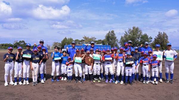 온나손 유소년에 야구공을 전달한 삼성 라이온즈(사진=삼성)