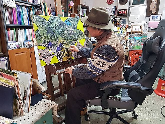 김영화 서양화가가 작업실에서 그림에 몰두하고 있다.