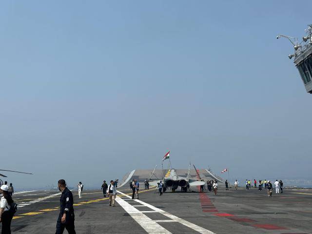 2월 19일 비샤카파트남(Vizag) 항 근처 인도 항공모함 INS 비크란트의 비행갑판 활주로 끝에 인도 국기가 흩날리고 있다. [사진= AJP 김희수]