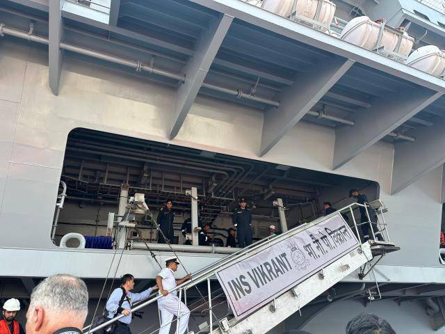 2월 19일 취재진이 비샤카파트남(Vizag) 항 근처 인도 항공모함 INS 비크란트에 승함하기 위해 계단을 오르고 있다. [사진=AJP 김희수]