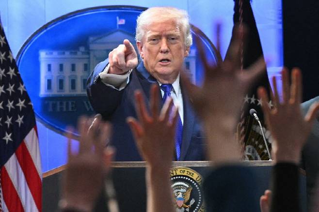 20일(현지시간) 워싱턴 DC 백악관 브래디 브리핑룸에서 열린 기자회견에서 도널드 트럼프 미국 대통령에게 질문하기 위해 기자들이 손을 들고 있다. (사진=AFP)