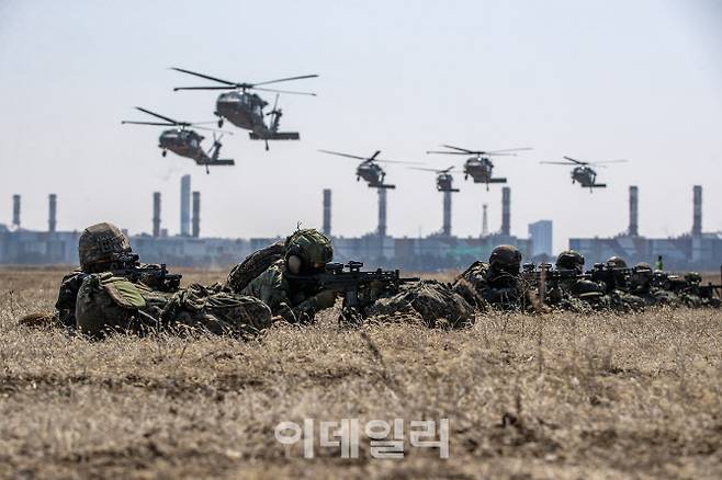육군 제17보병사단과 미2사단/연합사단이 FS의 일환으로 진행된 ‘한미연합 전투지휘훈련’에서 공중기동훈련에 참가한 한국군 장병들이 미군 헬기에 탑승하기 위해 착륙지대에 집결해 주변을 경계하고 있다. (사진=육군)