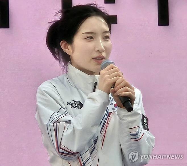 22일(현지시간) 이탈리아 밀라노 코리아하우스에서 열린 2026 밀라노ㆍ코르티나 동계올림픽 대한민국 선수단 해단식에서 MVP로 선정된 쇼트트랙 김길리가 소감을 말하고 있다. 사진=연합뉴