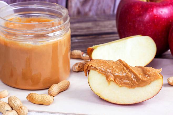 '땅콩 100%' 또는 설탕과 팜유가 첨가되지 않은 무가당 제품을 선택하는 것이 바람직하다. 사진=게티이미지뱅크