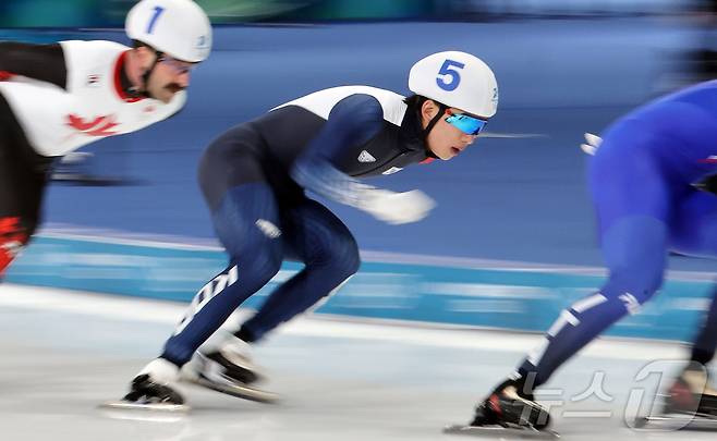 스피드스케이팅 정재원이 21일(현지시간) 이탈리아 밀라노 스피드스케이팅 스타디움에서 열린 2026 밀라노·코르티나담페초 동계올림픽 스피드 스케이팅 남자 매스 스타트 결승에서 역주를 펼치고 있다. 2026.2.22 ⓒ 뉴스1 김진환 기자