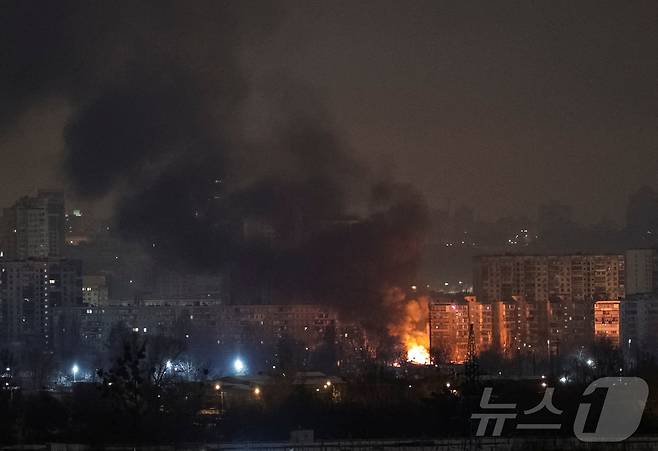 24일(현지시간) 우크라이나 키이우에서 러시아의 드론과 미사일 공격으로 인해 화재와 연기가 발생하는 모습. 2026.01.24 ⓒ 로이터=뉴스1