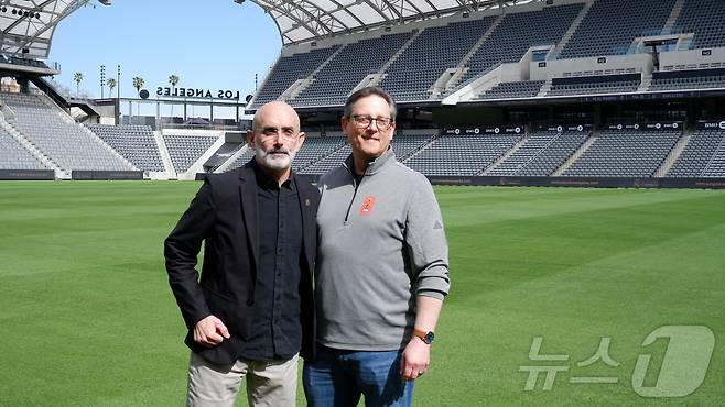래리 프리드먼 LAFC 대표(왼쪽), 아담 버크 로스앤젤레스관광청 청장이 지난 20일 오후(현지시간) 미국 로스앤젤레스 BMO 스타디움에서 사진 촬영하고 있다. ⓒ 뉴스1 윤슬빈 관광전문기자