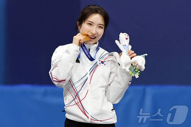 20일(현지시간) 이탈리아 밀라노 아이스스케이팅 아레나에서 열린 2026 밀라노·코르티나담페초 동계올림픽 쇼트트랙 여자 1500m에서 금메달을 획득한 김길리가 메달을 깨물며 포즈를 취하고 있다. 2026.2.21 ⓒ 뉴스1 김진환 기자