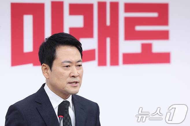 장동혁 국민의힘 대표가 20일 서울 여의도 국회에서 윤석열 전 대통령 1심 선고에 대한 입장을 밝히는 기자회견을 하고 있다. 2026.2.20 ⓒ 뉴스1 신웅수 기자