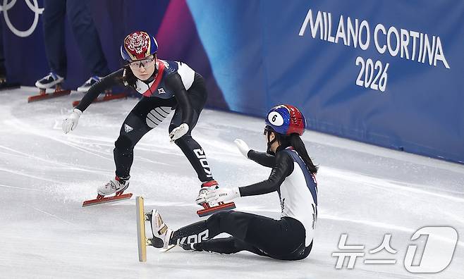 쇼트트랙 대표팀 최민정이 10일(현지시간) 이탈리아 밀라노 아이스 스케이팅 아레나에서 열린 2026 밀라노·코르티나담페초 동계올림픽 쇼트트랙 혼성 2000m 계주 준결승에서 미국 선수와 충돌해 빙판에 쓰러진 김길리를 향해 손을 뻗고 있다. 2026.2.10 ⓒ 뉴스1 김성진 기자