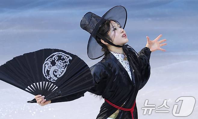 피겨 이해인이 21일(현지시간) 이탈리아 밀라노 아이스 스케이팅 아레나에서 열린 2026 밀라노·코르티나담페초 동계올림픽 피겨 갈라쇼에서 넷플릭스 '케이팝 데몬 헌터스' OST에 맞춰 연기를 펼치고 있다. 2026.2.22 ⓒ 뉴스1 김성진 기자