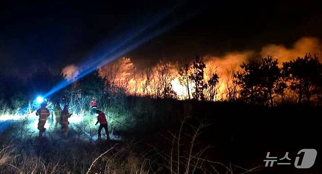 22일 오후 7시 22분쯤 강원 고성군 토성면의 한 리조트 인근에서 화재가 발생해 소방 당국이 대응에 나서고 있다. (강원도소방본부 제공. 재판매 및 DB금지) 2026.2.22 ⓒ 뉴스1