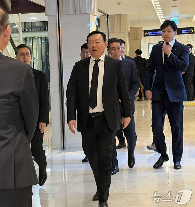 22일 신동빈 롯데 회장이 장남 신유열 롯데지주 미래성장실장 겸 롯데바이오로직스 각자대표와 함께 누나인 신영자 롯데재단 의장의 빈소가 차려진 서울 신촌 세브란스병원 장례식장에 방문하고 있다. ⓒ News1 윤수희 기자