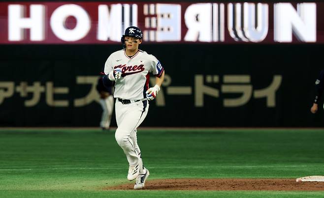 16일 일본 도쿄돔에서 열린 2025 K베이스볼 시리즈 대한민국과 일본의 평가전. 9회말 2사 주자없는 상황 김주원이 동점 솔로홈런을 쏘아올린 뒤 그라운드를 돌고 있다. 사진 | 도쿄=연합뉴스